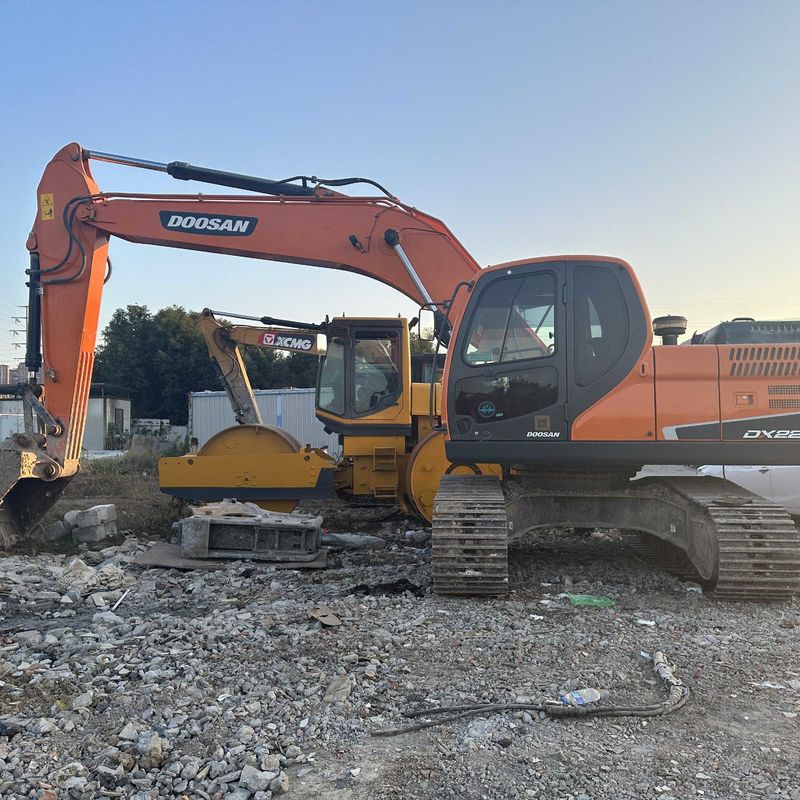 Gebruikte Doosan Digger DX220 tweedehands graafmachine met een middelgrote kracht van 22 ton