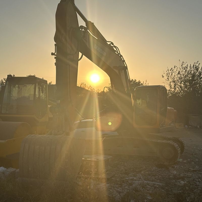 Gebruikte Doosan Digger DX220 tweedehands graafmachine met een middelgrote kracht van 22 ton