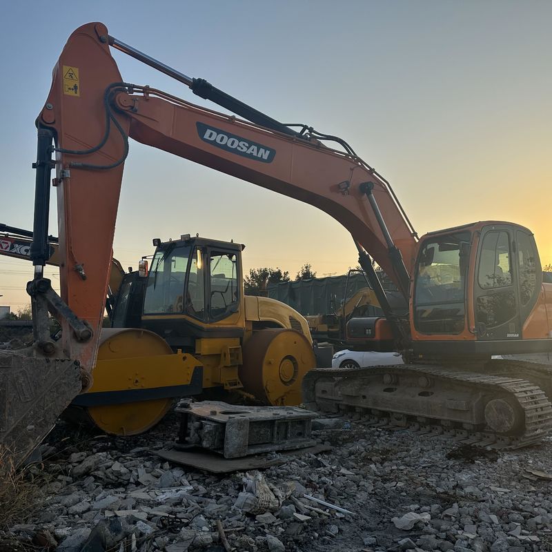 Gebruikte Doosan Digger DX220 tweedehands graafmachine met een middelgrote kracht van 22 ton