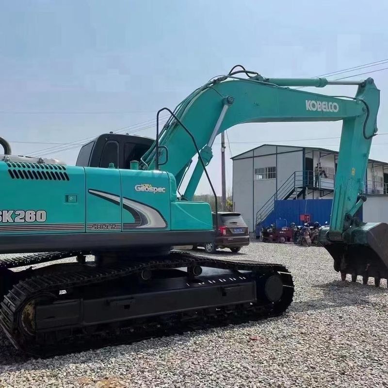 Gebruikte Kobelco Digger SK260 tweedehands graafmachine met kruiper van middelgrote grootte van 26 ton