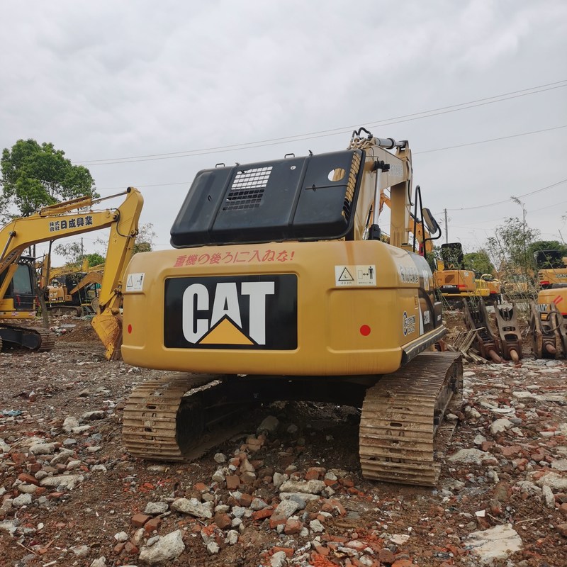 Oude graafmachine CAT 323DL 2e hands graafmachines 23 ton 110 kW met bak van 1,2 m3