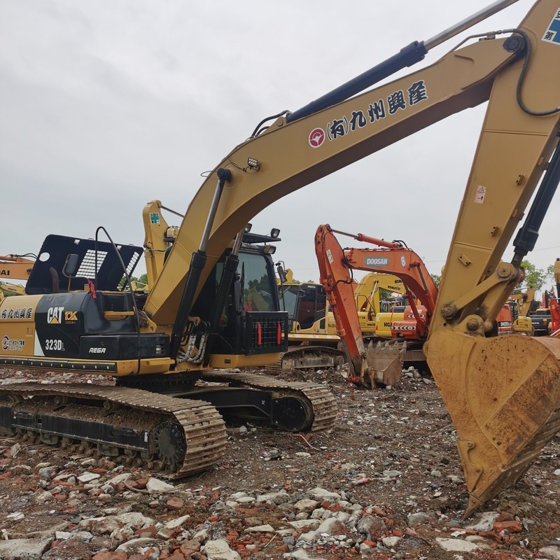 Oude graafmachine CAT 323DL 2e hands graafmachines 23 ton 110 kW met bak van 1,2 m3