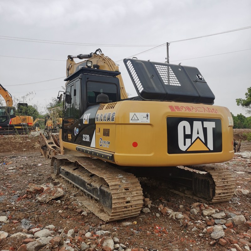 Oude graafmachine CAT 323DL 2e hands graafmachines 23 ton 110 kW met bak van 1,2 m3