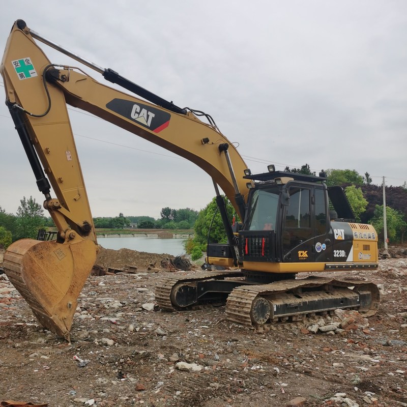 Oude graafmachine CAT 323DL 2e hands graafmachines 23 ton 110 kW met bak van 1,2 m3