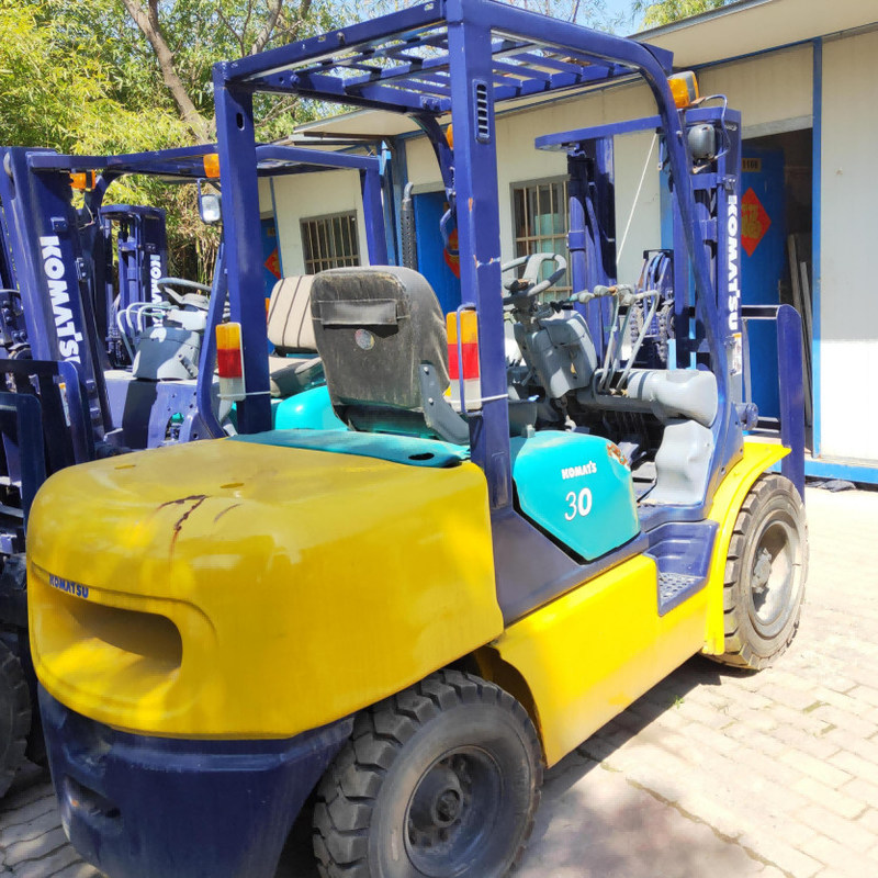 3T Gebruikte magazijnapparatuur distributeur Vorklift TCM F30 Minimale draaiband 2,4 m