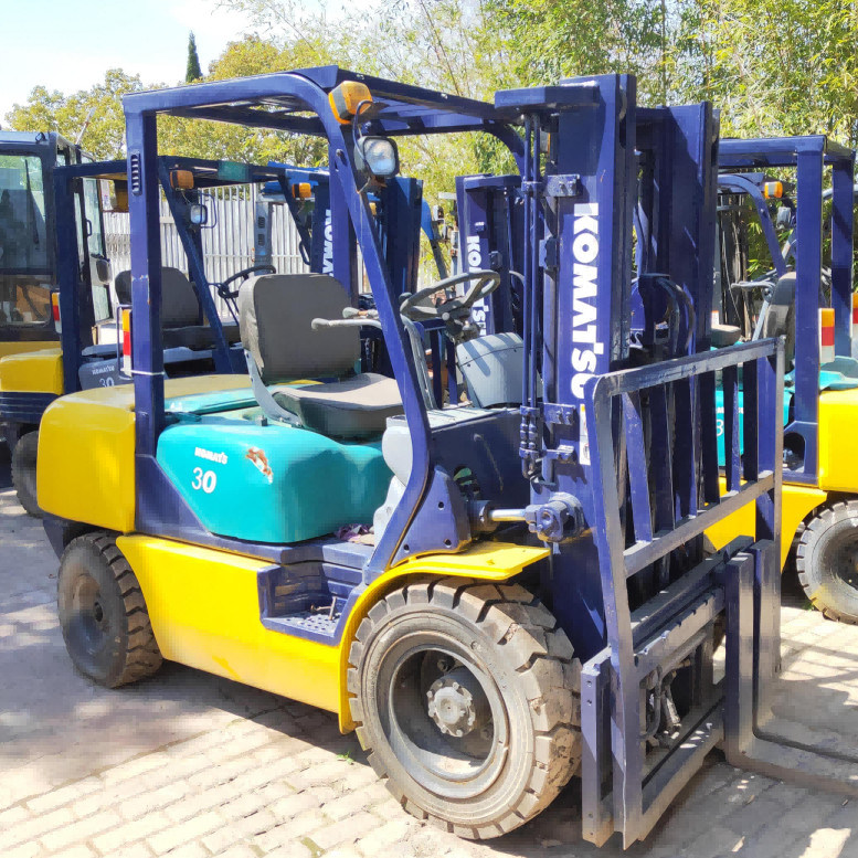 3T Gebruikte magazijnapparatuur distributeur Vorklift TCM F30 Minimale draaiband 2,4 m