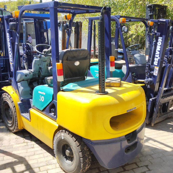 3T Gebruikte magazijnapparatuur distributeur Vorklift TCM F30 Minimale draaiband 2,4 m