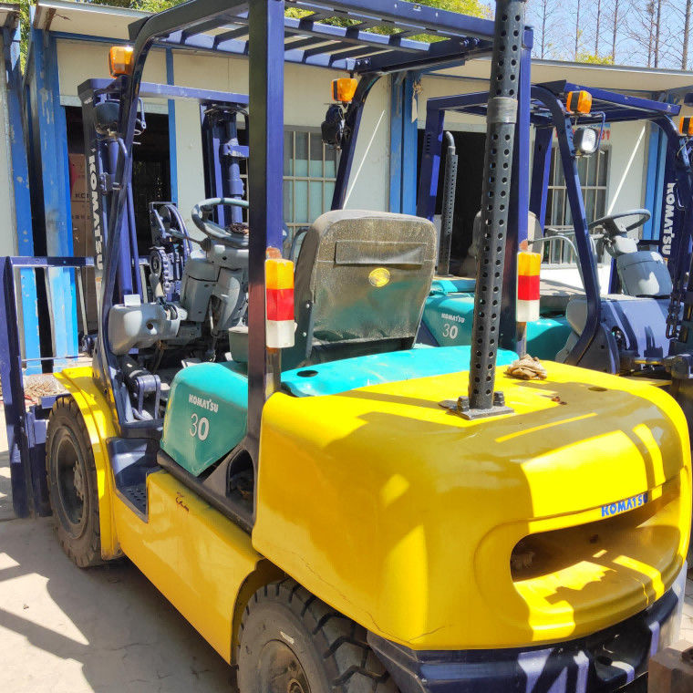 Komatsu FD30 Gebruikte vorkheftruck Twee-stappen materiaalverwerkingsapparatuur 3 ton