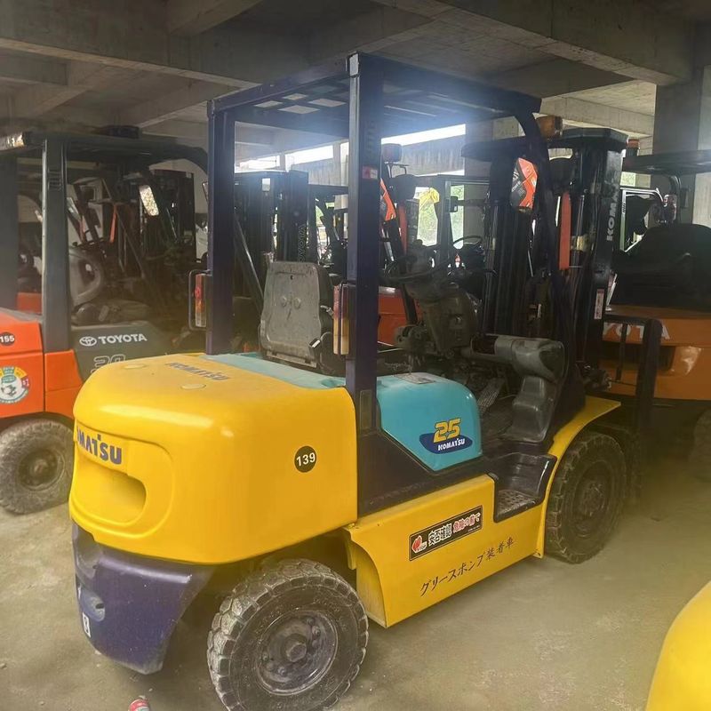 Komatsu FD25 Gebruikte vorkheftruck met drie fasen materiaalbehandeling 2,5 ton