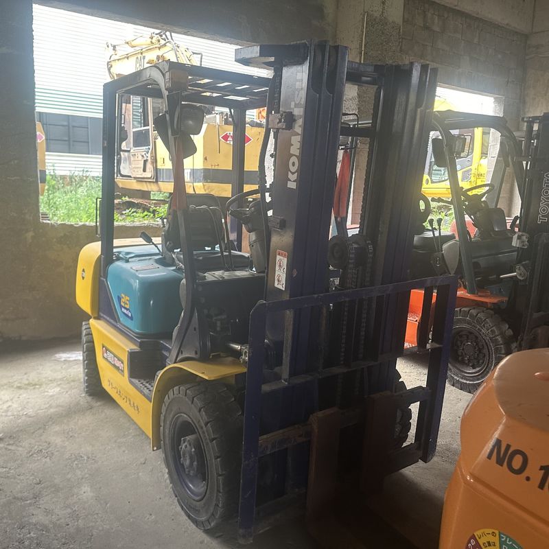 Komatsu FD25 Gebruikte vorkheftruck met drie fasen materiaalbehandeling 2,5 ton