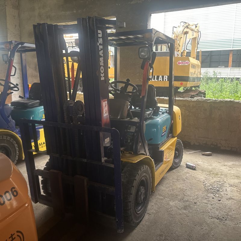Komatsu FD25 Gebruikte vorkheftruck met drie fasen materiaalbehandeling 2,5 ton