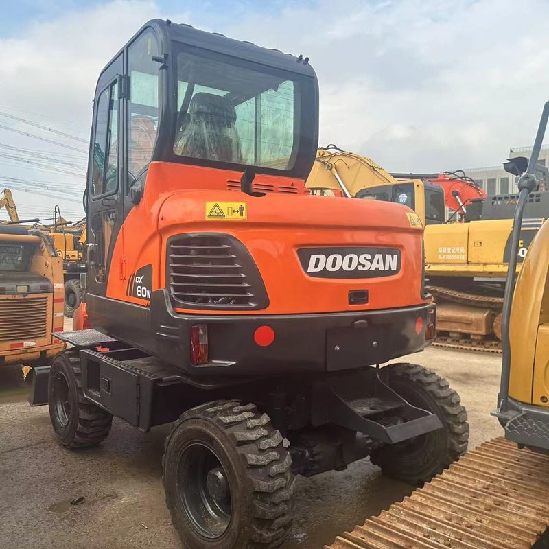 Gebruikte Doosan Digger DX60W tweedehands 6ton kleine type mini wiel graafmachine