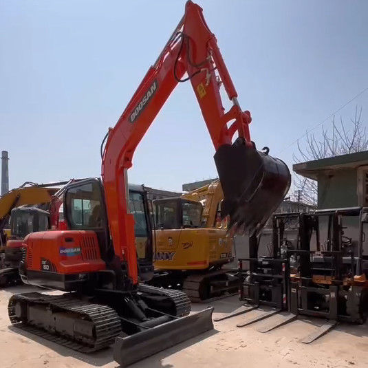 Tweedehands Doosan DX60 6-ton mini-rail graafmachine voor kleinschalige werken