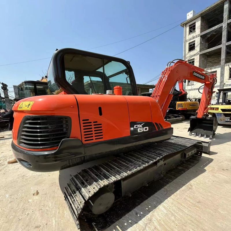 Tweedehands Doosan DX60 6-ton mini-rail graafmachine voor kleinschalige werken