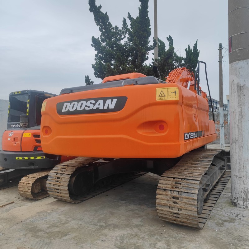 Gebruikte Doosan DX225 graafmachine, middelgrote rupsgraafmachine van 22,5 ton, 157 kW