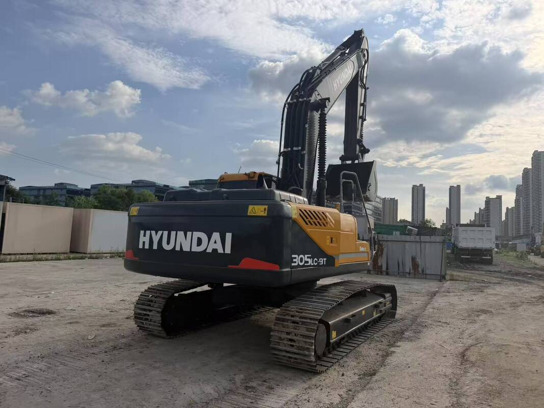 Gebruikte Hyundai Digger R305LC-9T Tweedehands 30,2 ton rupsgraafmachine 196 kW met bak van 1,38 m3