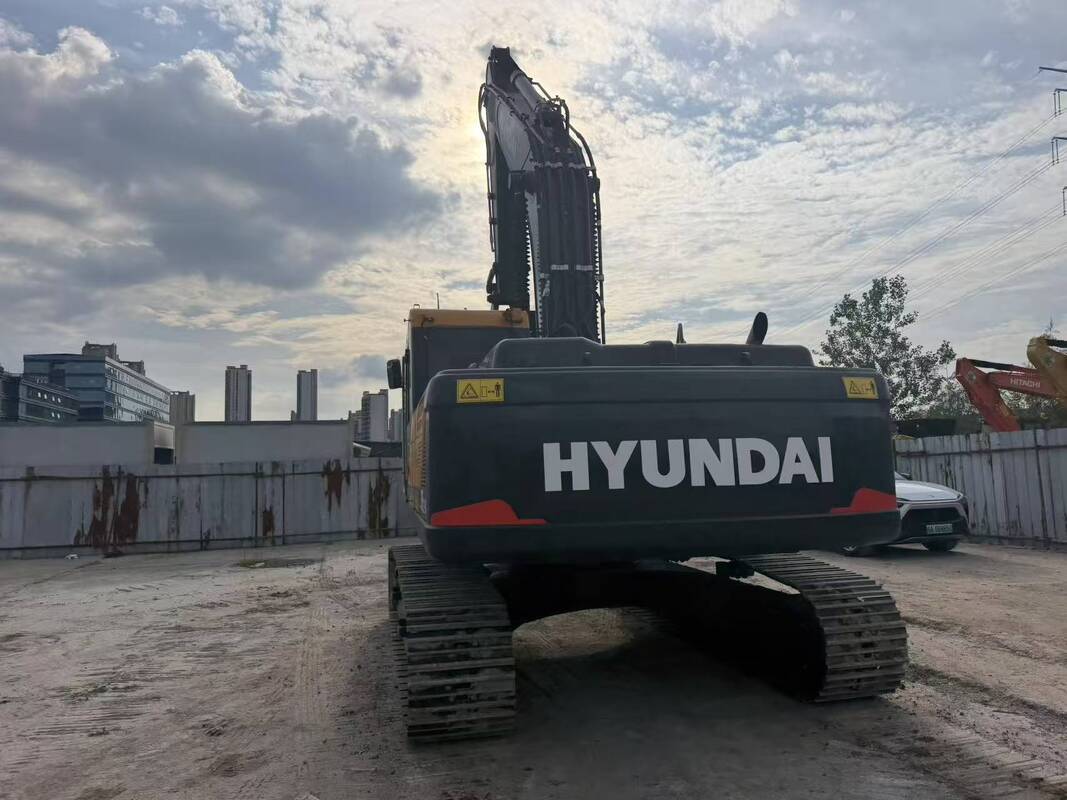 Gebruikte Hyundai Digger R305LC-9T Tweedehands 30,2 ton rupsgraafmachine 196 kW met bak van 1,38 m3