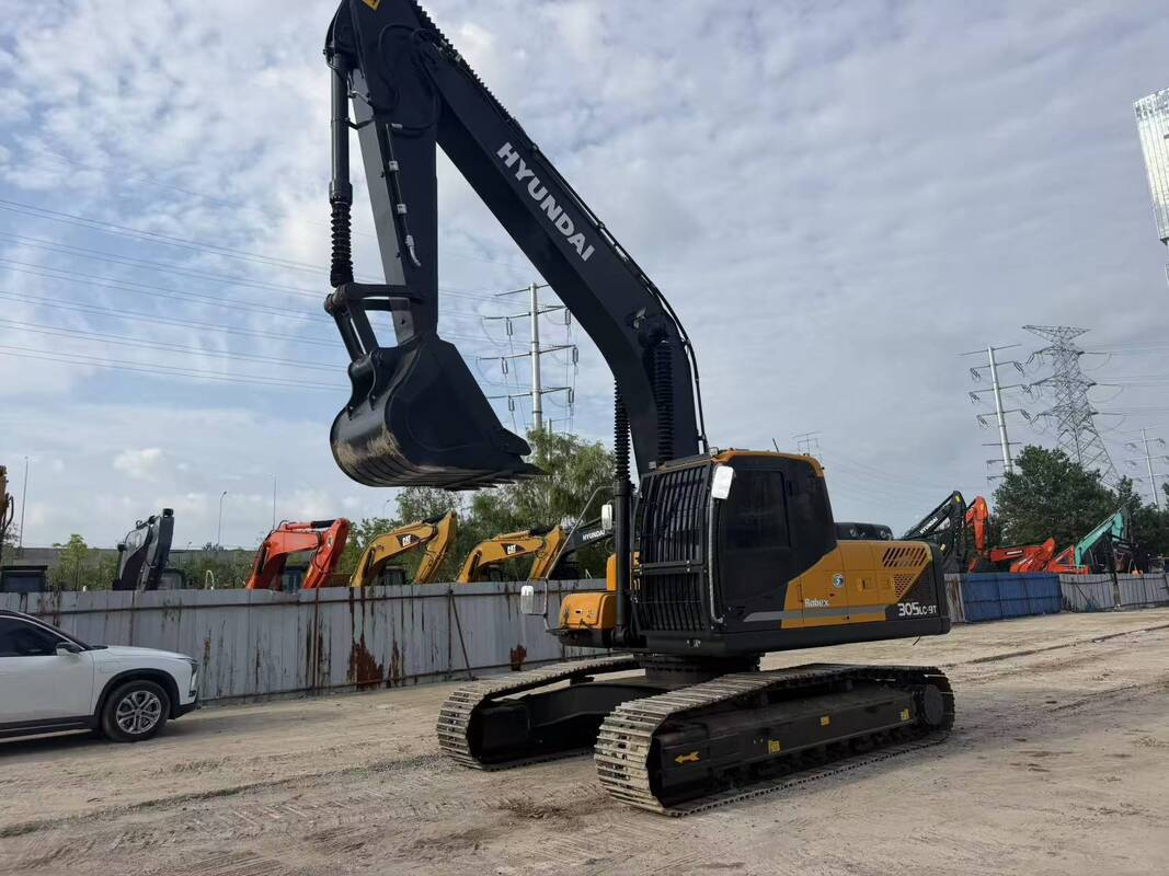 Gebruikte Hyundai Digger R305LC-9T Tweedehands 30,2 ton rupsgraafmachine 196 kW met bak van 1,38 m3