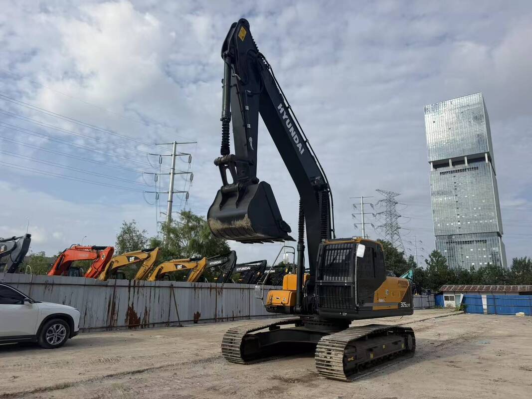 Gebruikte Hyundai Digger R305LC-9T Tweedehands 30,2 ton rupsgraafmachine 196 kW met bak van 1,38 m3