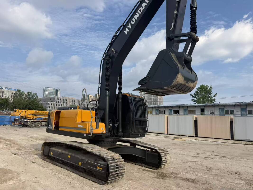 Gebruikte Hyundai Digger R305LC-9T Tweedehands 30,2 ton rupsgraafmachine 196 kW met bak van 1,38 m3