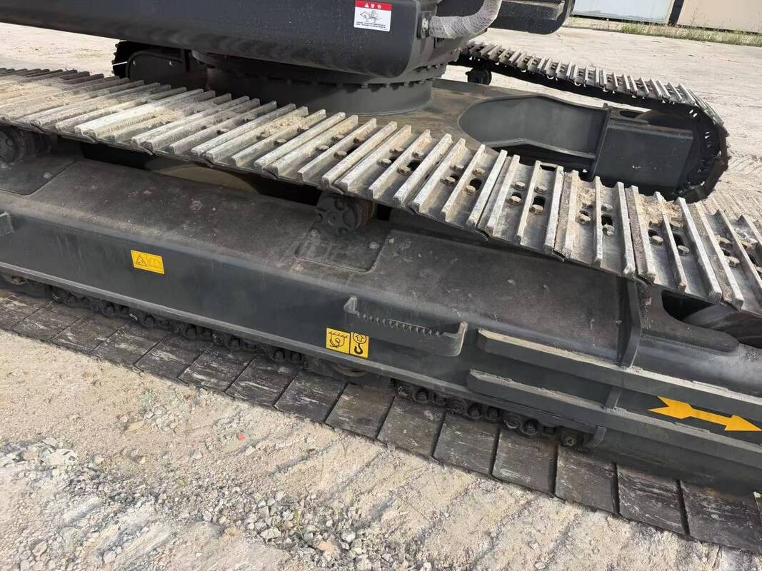 Gebruikte Hyundai Digger R305LC-9T Tweedehands 30,2 ton rupsgraafmachine 196 kW met bak van 1,38 m3
